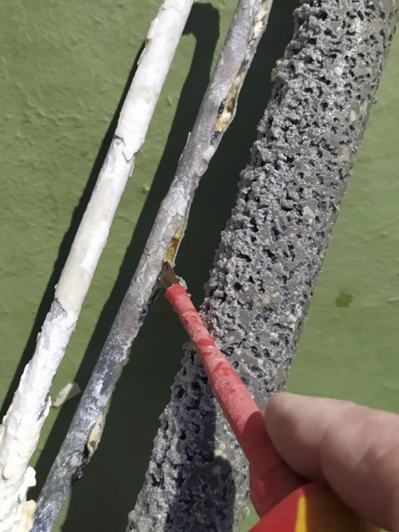 Arreglando material de instalación con punta de destornillador