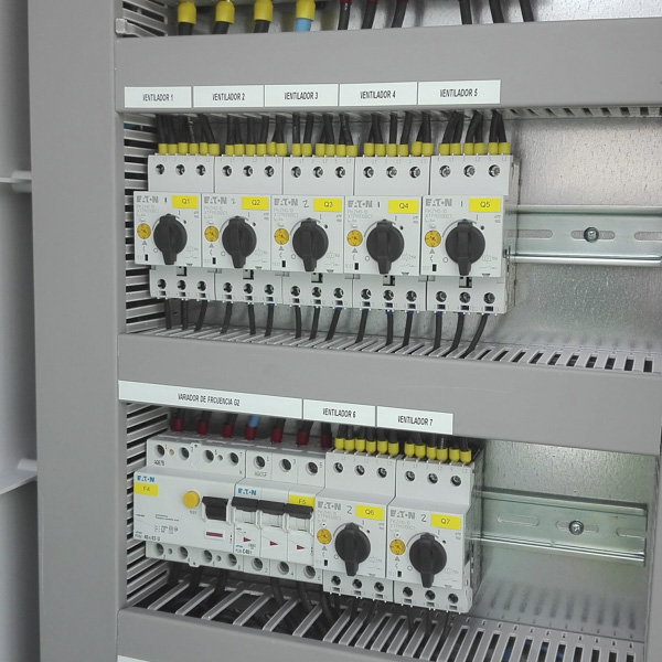 Cajas de fusibles de cuadro eléctrico donde se controlan ventilador 6, ventilador 7 y variados de frecuencia
