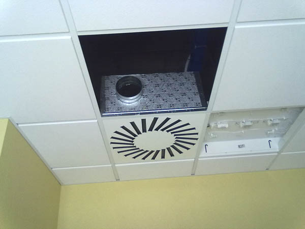 Instalación de aire acondicionado escondido en el techo