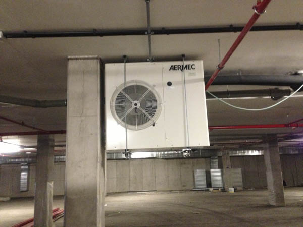 Aire acondicionado Aermec instalado en un interior planta baja
