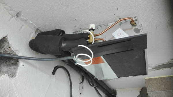 Instalación en proceso del aire acondicionado de la parte eléctrica (cableados, bovinas)