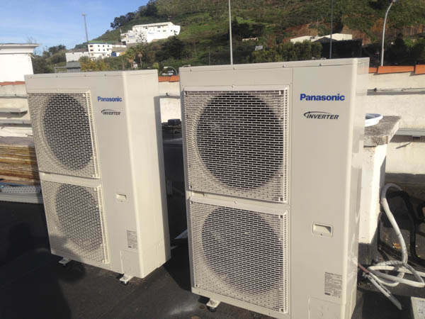 Aires acondicionados Panasonic Inverter en el exterior de zona rural