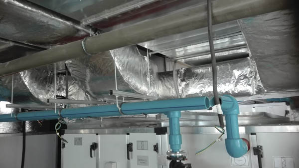 Instalación de tuberías de aire acondicionado con aislamiento térmico