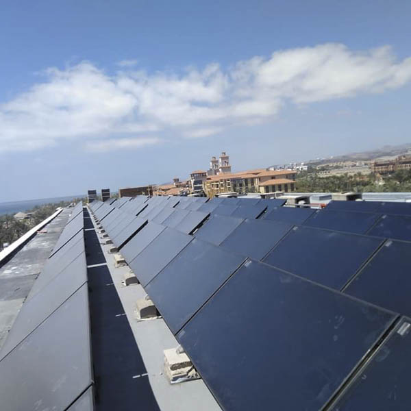 Paneles de energía solar térmica en tejado