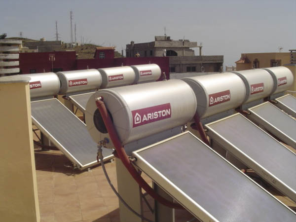 Paneles de energía solar térmica Ariston en azotea