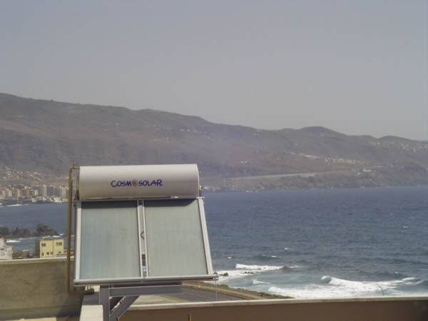 Panel Cosm Solar de energía solar térmica en azotea con vistas al mar y montañas