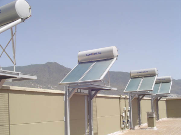 Paneles Cosm Solar de energía solar térmica en azotea con vistas a las montañas