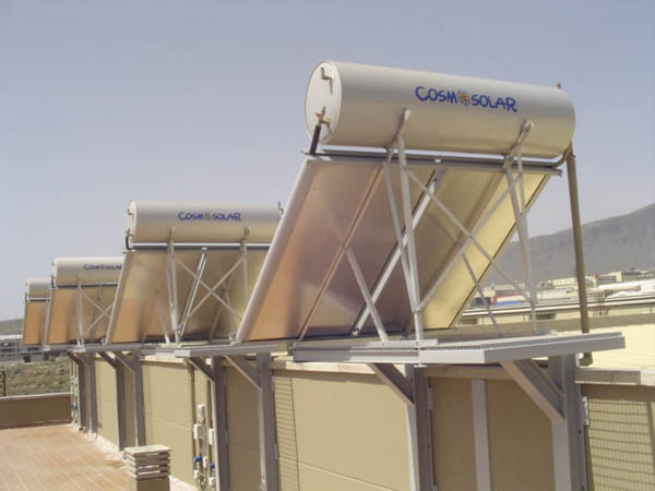 Paneles Cosm Solar de energía solar térmica vistos por detrás en azotea con vistas a las montañas