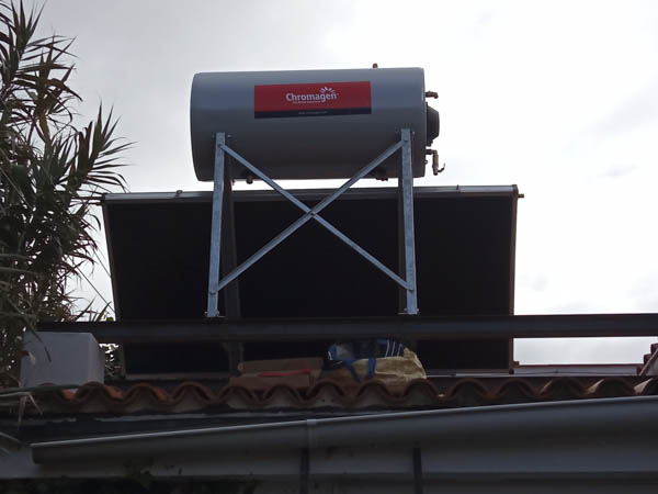 Panel de sistema termosifón de energía solar térmica de Chromagen en tejado visto por detrás