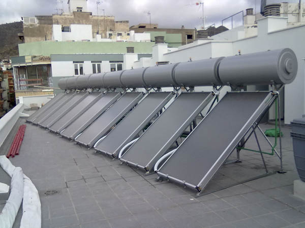 Paneles de energía solar térmica en azotea