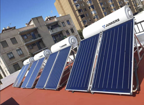 Paneles de energía solar térmica Junkers en azotea