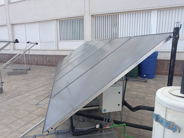 Panel solar térmico en azotea