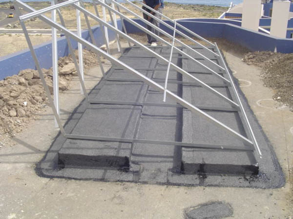 Montaje en proceso de panel solar térmico en azotea