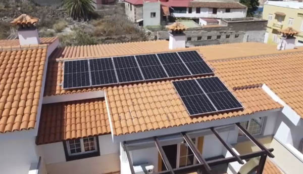 Paneles solares fotovoltaicos en tejado de casa rural canaria