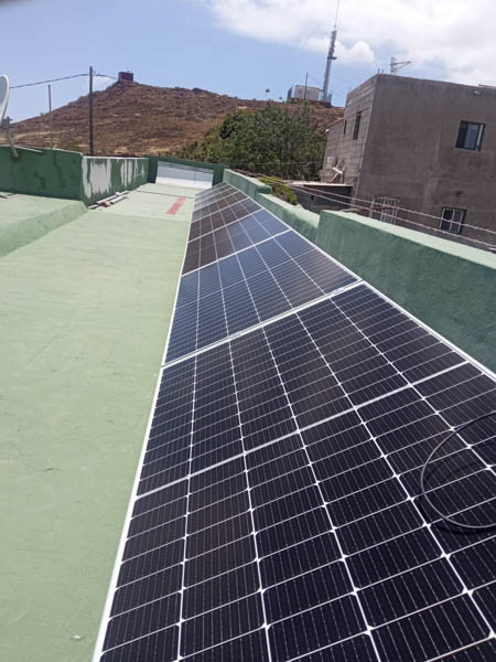 Fila de paneles solares fotovoltaicos en azotea