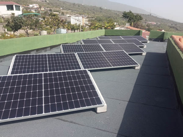 Paneles solares fotovoltaicos en azotea