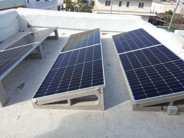 Paneles solares fotovoltaicos con base de cemento en azotea