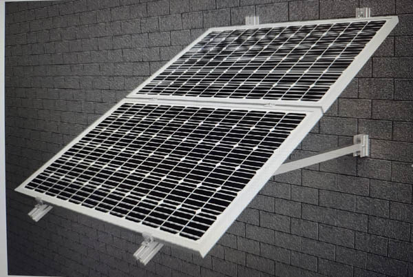 Panel solar fotovoltaico instalado en pared