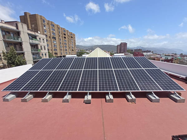 Paneles solares fotovoltaicos en azotea con vistas a la ciudad