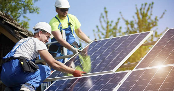 Profesionales instalando paneles solares fotovoltaicos