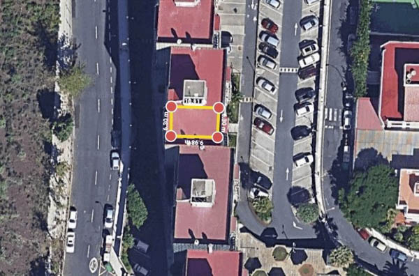 Vista de google maps de una calle residencial para la planificación de instalación de paneles solares fotovoltaicos