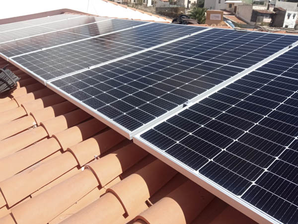 Paneles solares fotovoltaicos sobre tejado