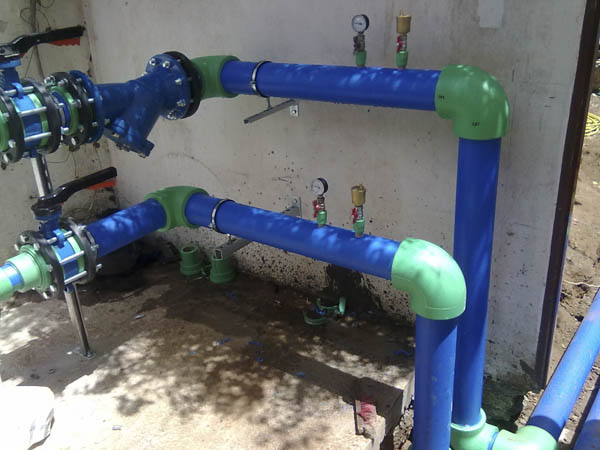 Instalaciones de fontanería, tubos azules y verdes