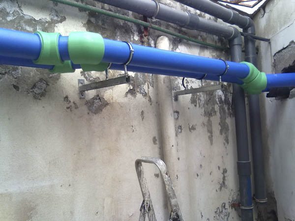 Instalaciones de fontanería, tubos azules y verdes