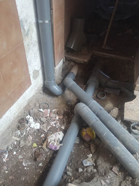 Obras en proceso de instalación de tuberías bajo suelo