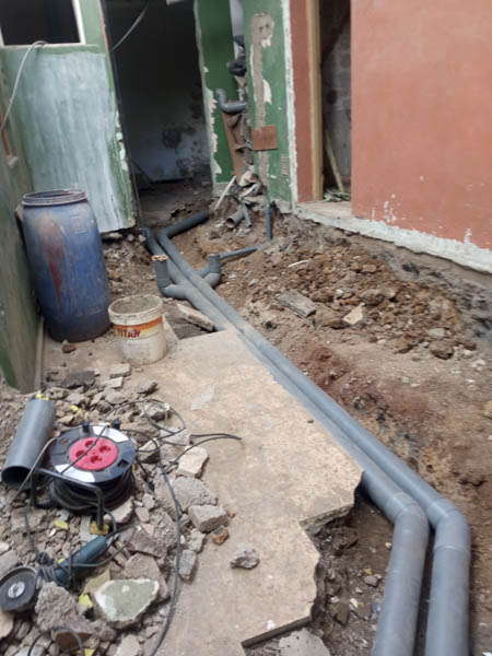 Obras de instalación de tuberías bajo suelo